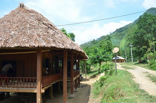 Warga etnis minoritas Van Kieu menjaga gaya rumah lama - ảnh 1