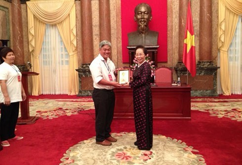 Wapres Nguyen Thi Doan menerima 100 donor darah tipikal tahun 2015 - ảnh 1