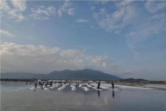 Hon Khoi - Lumbung garam yang paling besar di Vietnam Tengah - ảnh 2