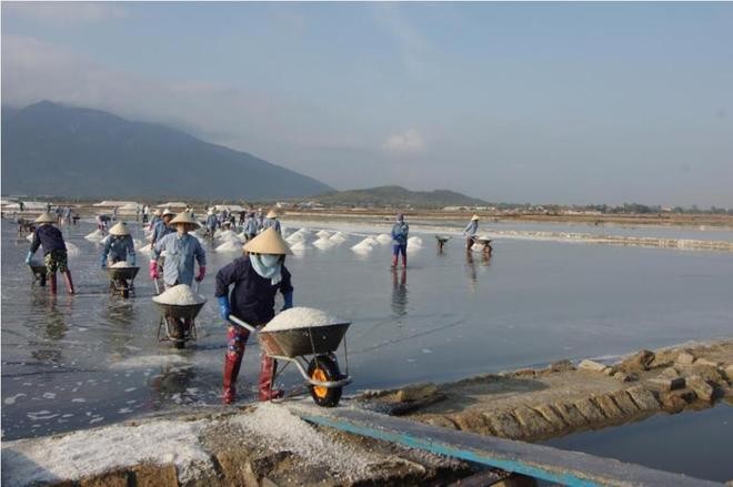 Hon Khoi - Lumbung garam yang paling besar di Vietnam Tengah - ảnh 6