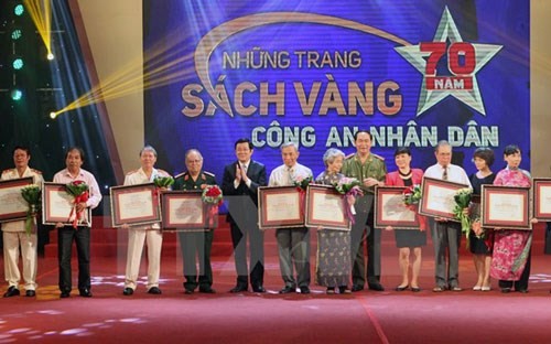 Presiden Truong Tan Sang menghadiri program “Halaman-halaman emas dari Keamanan Rakyat selama 70 tahun” - ảnh 1