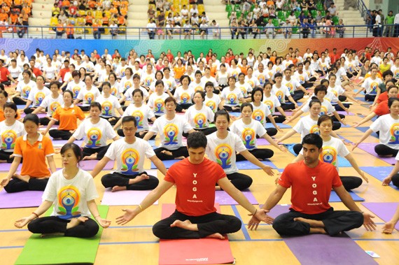 Penyambutan Hari Yoga Internasional (21 Juni) di kota Hanoi - ảnh 9