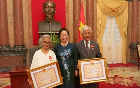 Wapres Vietnam Nguyen Thi Doan memberikan bintang persahabatan kepada 2 orang profesor diaspora Vietnam - ảnh 1