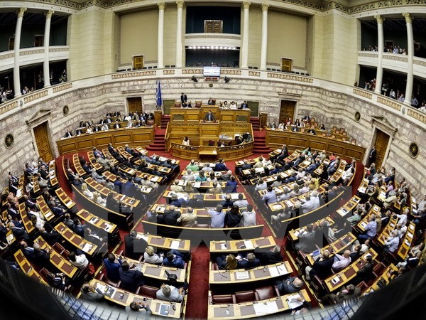 Parlemen Yunani mengesahkan paket reformasi untuk memperoleh dana talangan - ảnh 1