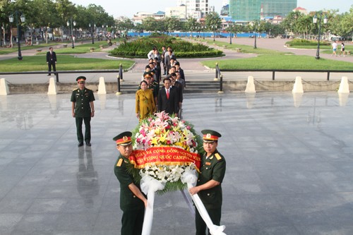 Meletakkan bunga untuk mengenangkan para martir di Patung Monumen Peringatan tentara relawan Vietnam di Phnom Penh, Kamboja - ảnh 1