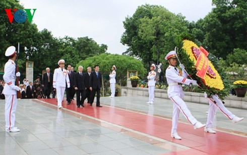Pimpinan Partai dan Negara membakar hio untuk mengenangkan para martir dan berziarah kepada Mosoleum Presiden Ho Chi Minh - ảnh 1