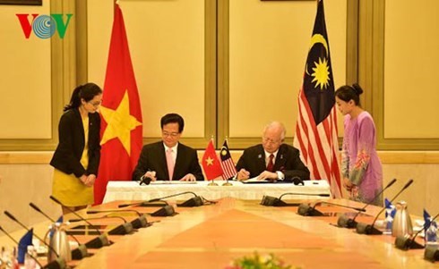 PM Nguyen Tan Dung mengakhiri dengan baik kunjungan resmi di Malaysia dan menghadiri acara peringatan ultah ke-50 Hari Kemerdekaan Singapura - ảnh 1