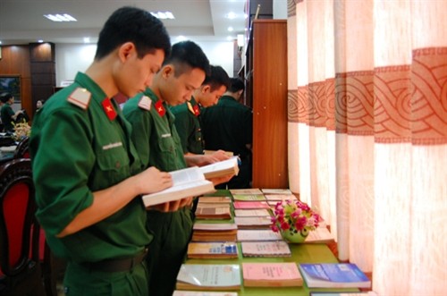 Pameran buku dan koran dengan tema peringatan ultah ke-70 Hari Nasional Vietnam - ảnh 1