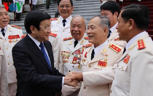 Presiden Truong Tan Sang menerima para komandan dan perwira pasukan Keamanan Publik Rakyat berbagai periode - ảnh 1