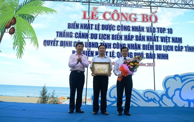 Pantai Nhat Le (provinsi Quang Binh) masuk 10 besar pemandangan wisata bahari yang paling menarik di Vietnam - ảnh 1