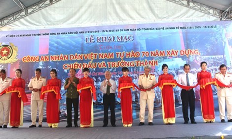 Banyak aktivitas peringatan Hari Tradisi Pasukan Keamanan Publik Rakyat diadakan di Vietnam - ảnh 1