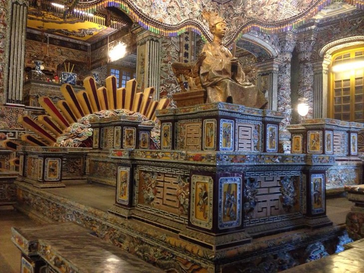 Makam Raja Khai Dinh yang kaya akan ciri budaya dan arsitektur pada abad ke-19 - ảnh 7