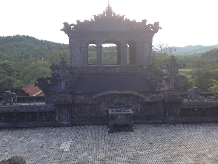 Makam Raja Khai Dinh yang kaya akan ciri budaya dan arsitektur pada abad ke-19 - ảnh 4