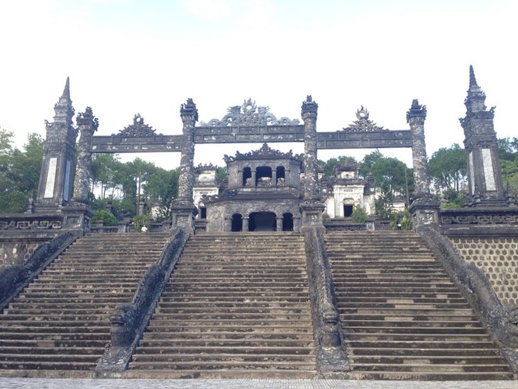 Makam Raja Khai Dinh yang kaya akan ciri budaya dan arsitektur pada abad ke-19 - ảnh 1