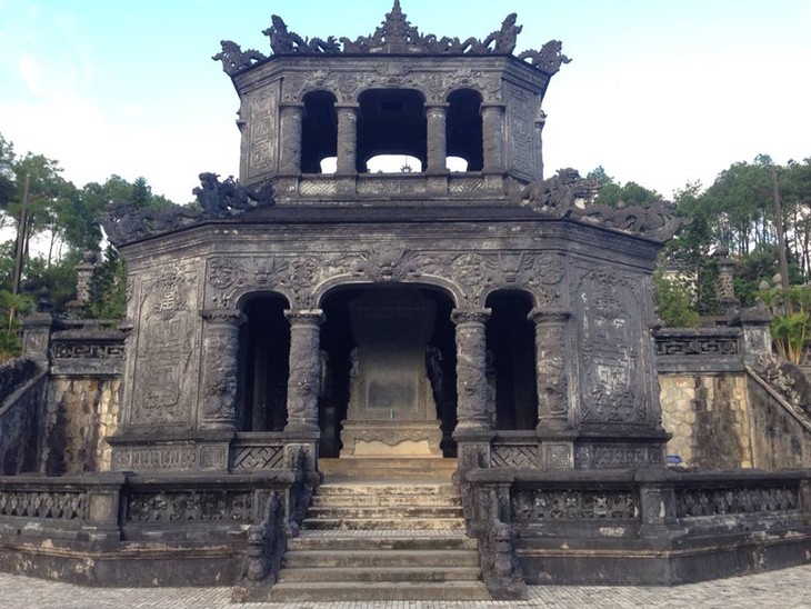 Makam Raja Khai Dinh yang kaya akan ciri budaya dan arsitektur pada abad ke-19 - ảnh 2