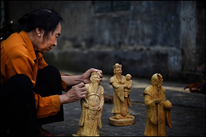 Daya hidup dari kerajinan memahat kayu di desa Bao Ha - ảnh 1