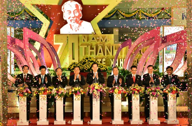 Pameran tentang 70 tahun prestasi sosial-ekonomi dibuka di kota Hanoi - ảnh 1