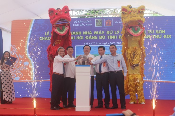 Deputi PM Hoang Trung Hai menghadiri acara peresmian pabrik penanganan air limbah provinsi Bac Ninh - ảnh 1