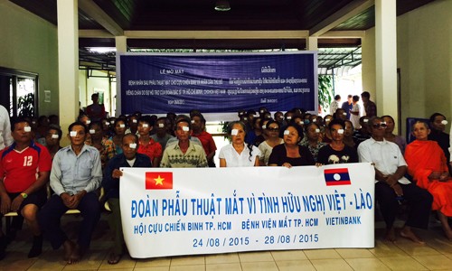 Dokter Vietnam melakukan operasi mata secara gratis untuk pasien miskin di Laos - ảnh 1