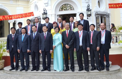 Presiden Truong Tan Sang melakukan pertemuan dengan para warga, pejabat dan pakar Kuba yang pernah bekerja di Vietnam - ảnh 1