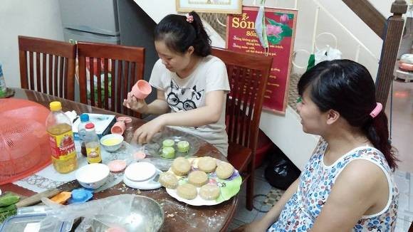 Para ibu rumah tangga dengan gerakan membuat kue bulan purnama sendiri - ảnh 1