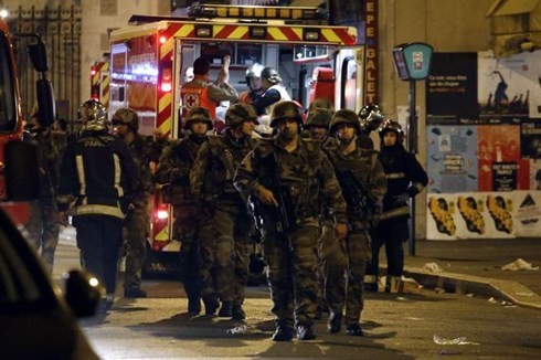 Kira-kira 150 orang tewas dan ratusan orang lain luka-luka dalam serangan-serangan teror di Perancis - ảnh 1