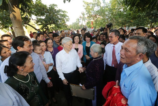 Sekjen Nguyen Phu Trong menghadiri Pesta Persatuan Besar Nasional di kabupaten Dan Phuong - ảnh 1