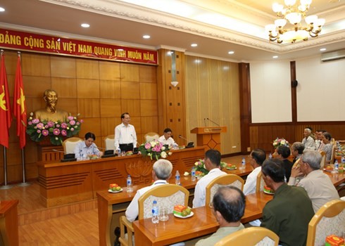 Deputi PM Vu Van Ninh menerima rombongan orang yang berjasa kepada revolusi dari provinsi Kien Giang - ảnh 1