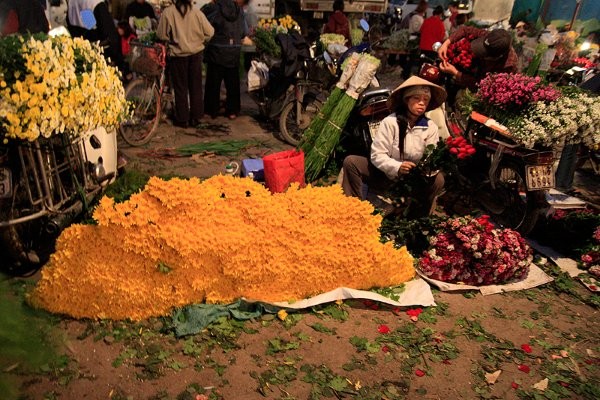 Pasar bunga malam hari Quang Ba – pasar yang unik di kota Hanoi - ảnh 1