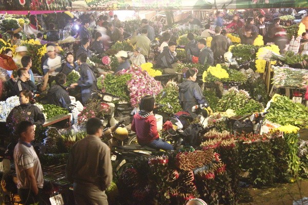 Pasar bunga malam hari Quang Ba – pasar yang unik di kota Hanoi - ảnh 2