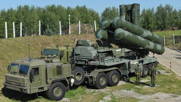 Rusia menggelarkan sistim rudal S-400 ke Suriah - ảnh 1