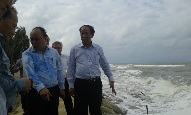 Deputi PM Nguyen Xuan Phuc memeriksa dan memberikan bimbingan untuk menyelamatkan pantai Cua Dai di kota Hoi An - ảnh 1
