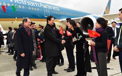PM Nguyen Tan Dung melakukan pertemuan dengan kaum diaspora Vietnam di Perancis - ảnh 1