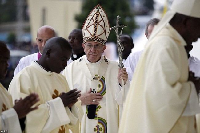 Paus Franciskus membawa pesan perdamaian ke Republik Afrika Tengah - ảnh 1
