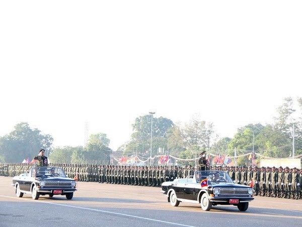 Pawai militer dan pawai massa rakyat menyambut peringatan ultah ke-40 Hari Nasional Laos - ảnh 1
