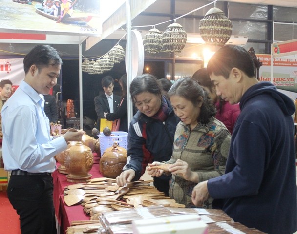Demonstrasi barang kerajinan tradisional dalam Pekan Raya ke-11 Desa Kerajinan Vietnam - tahun 2015 - ảnh 2