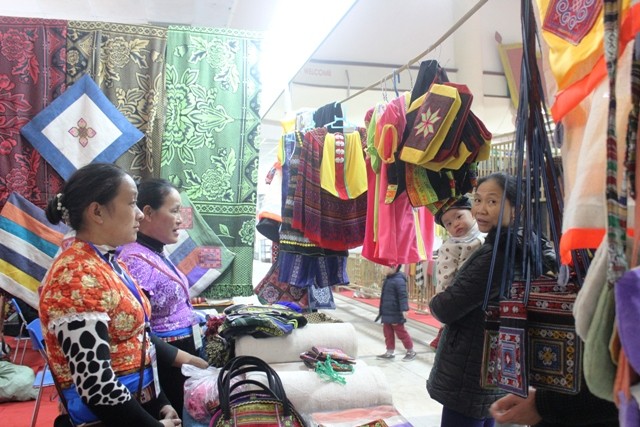 Demonstrasi barang kerajinan tradisional dalam Pekan Raya ke-11 Desa Kerajinan Vietnam - tahun 2015 - ảnh 3