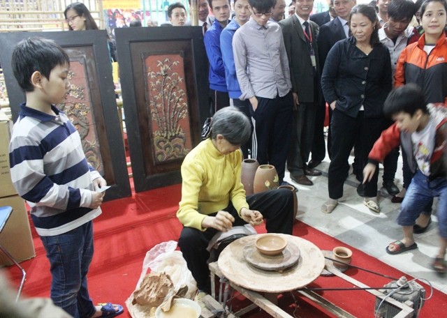 Demonstrasi barang kerajinan tradisional dalam Pekan Raya ke-11 Desa Kerajinan Vietnam - tahun 2015 - ảnh 6