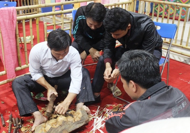 Demonstrasi barang kerajinan tradisional dalam Pekan Raya ke-11 Desa Kerajinan Vietnam - tahun 2015 - ảnh 7