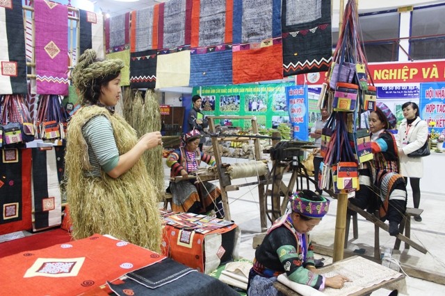 Demonstrasi barang kerajinan tradisional dalam Pekan Raya ke-11 Desa Kerajinan Vietnam - tahun 2015 - ảnh 9