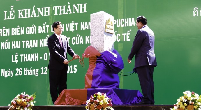 PM Nguyen Tan Dung dan PM Hun Sen meresmikan tonggak perbatasan Vietnam – Kamboja - ảnh 1