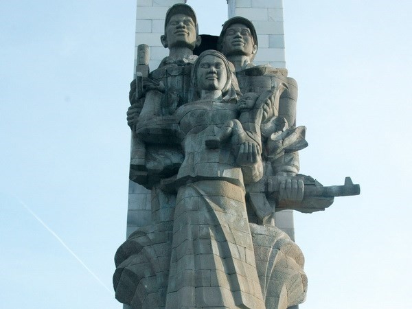 Kamboja memugar tugu-tugu monumen peringatan prajurit sukarela Vietnam - ảnh 1