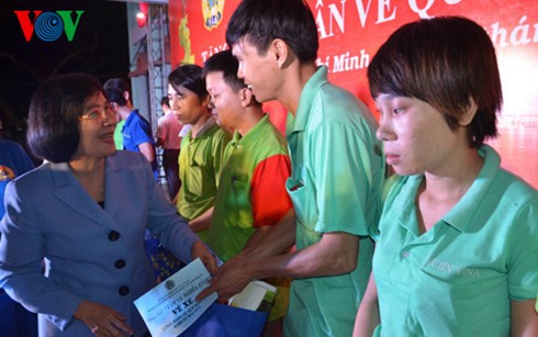 Kota Ho Chi Minh memberikan kira-kira 2.800 bingkisan kepada para pekerja yang tak bisa pulang kampung menyongsong Hari Raya Tet - ảnh 1