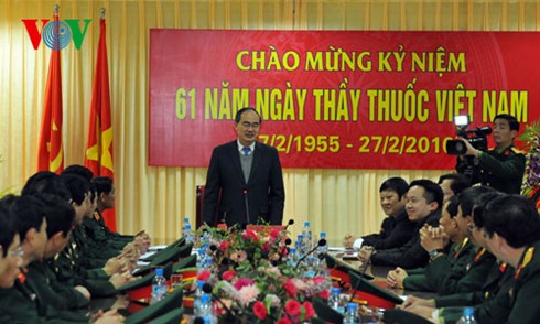 Berbagai daerah memperingati ultah ke-61 Hari Dokter Vietnam (27/2) - ảnh 1