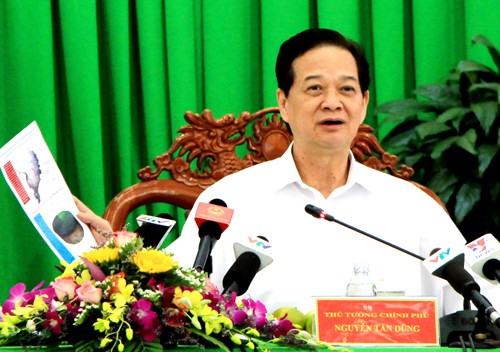 PM Nguyen Tan Dung meminta supaya jangan membiarkan warga menderita kerugian akibat kekeringan dan keasinan - ảnh 1