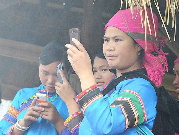 Keindahan para gadis etnis minoritas dalam busana tradisionalnya - ảnh 8