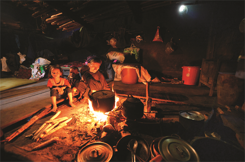 Adat memuja Dewa Dapur dari warga etnis minoritas Ha Nhi - ảnh 1
