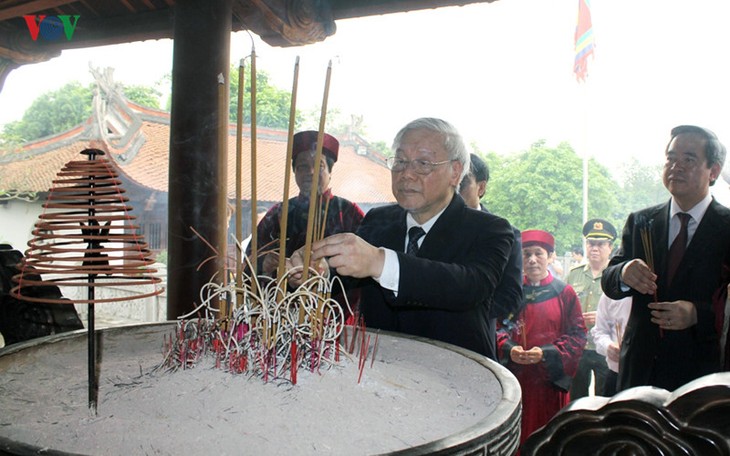Upacara ritual Hari Haul Cikal Bakal Bangsa Raja Hung tahun 2016 diadakan secara khidmat - ảnh 1
