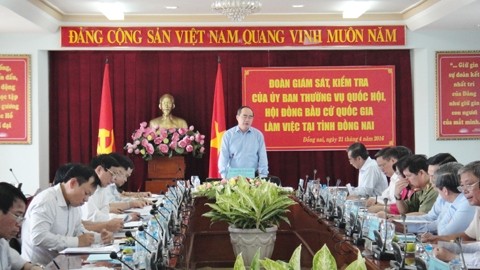 Wakil Ketua Dewan Pemilihan Nasional Nguyen Thien Nhan memeriksa pekerjaan pemilihan di provinsi Dong Nai - ảnh 1