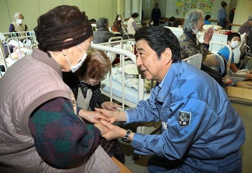 PM Jepang memberikan bimbingan menambah APBN untuk rekonstruksi daerah-daerah yang terkena gempa bumi - ảnh 1